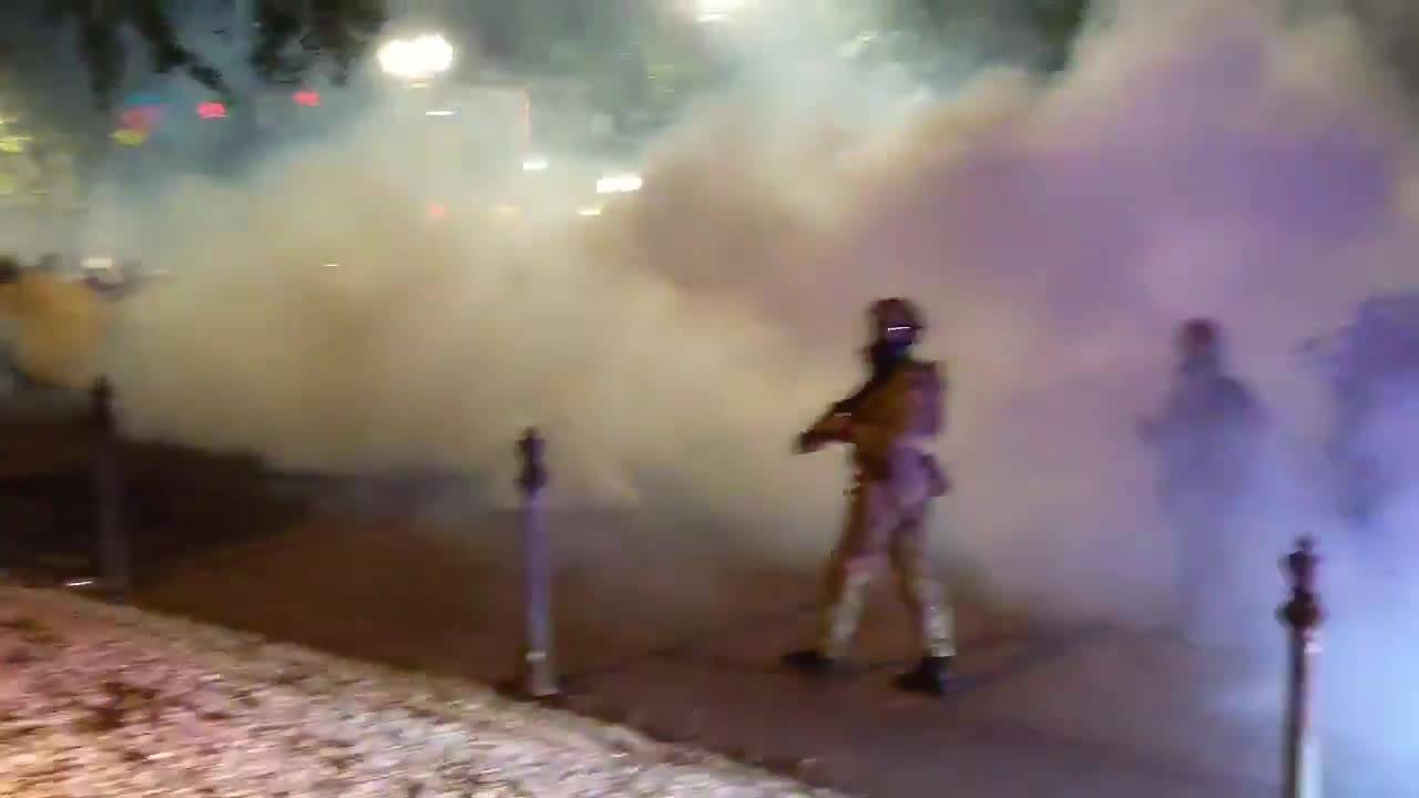 Federal police pushing back rioters