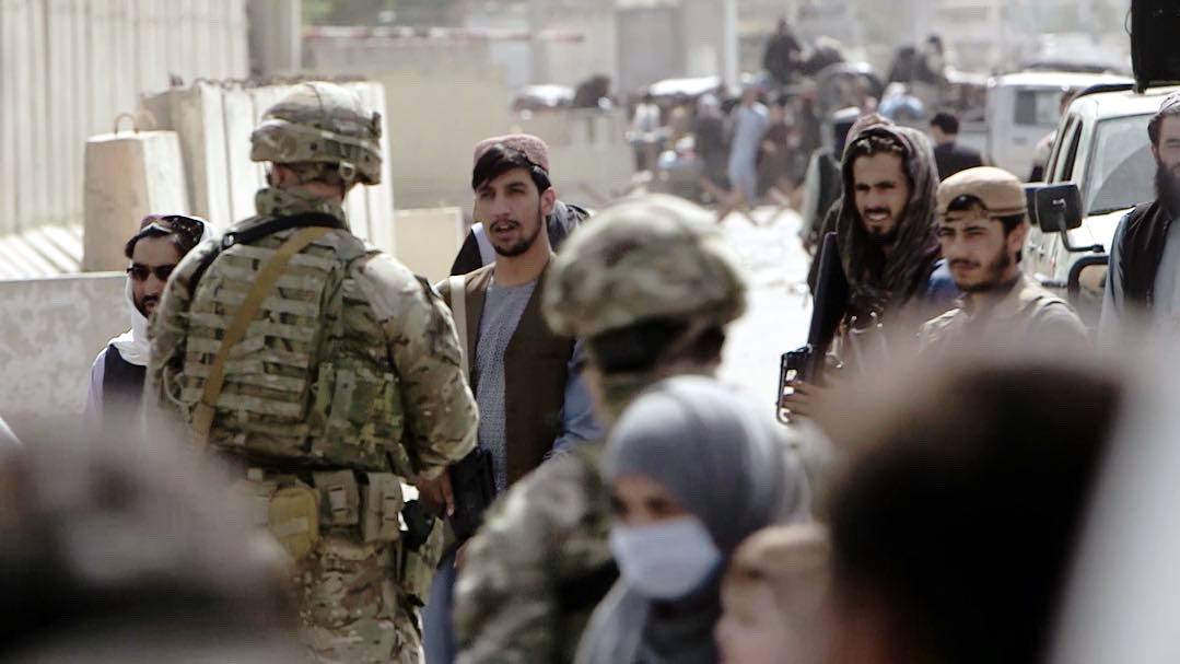 Taliban meet an American soldier around Kabul airport