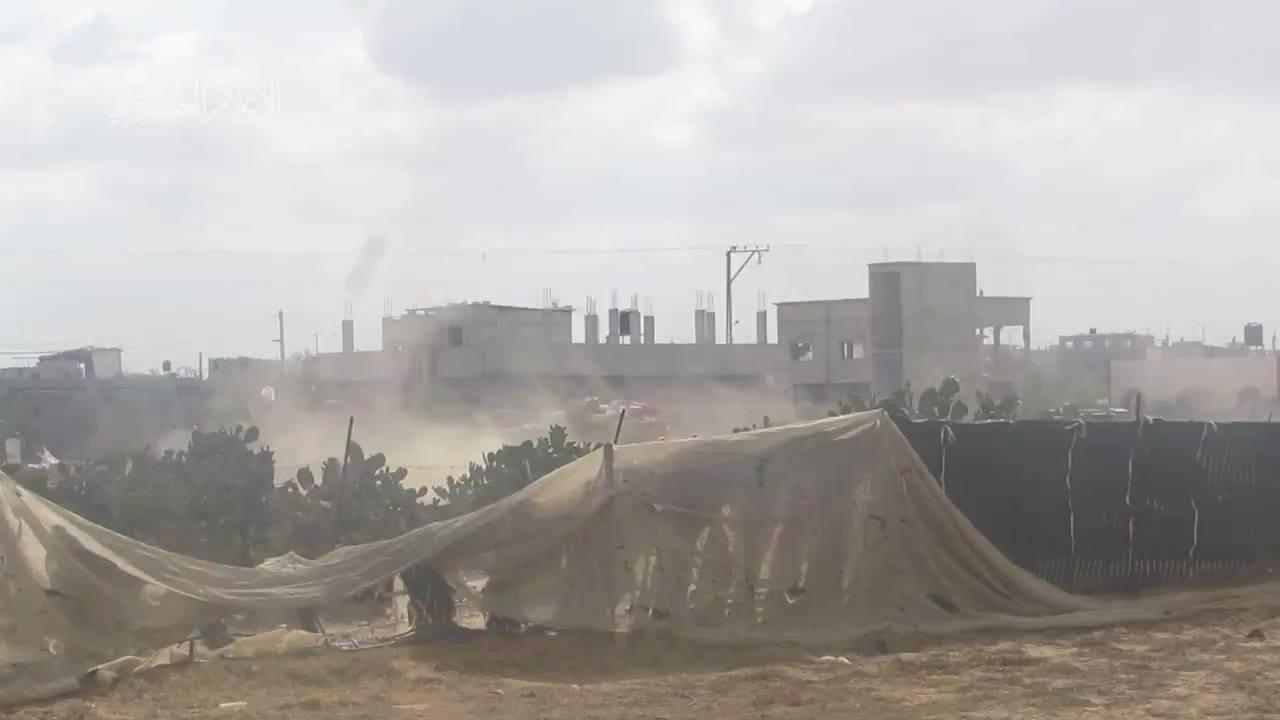 Qassam vs IDF in eastern Rafah. Four Yassin strikes...