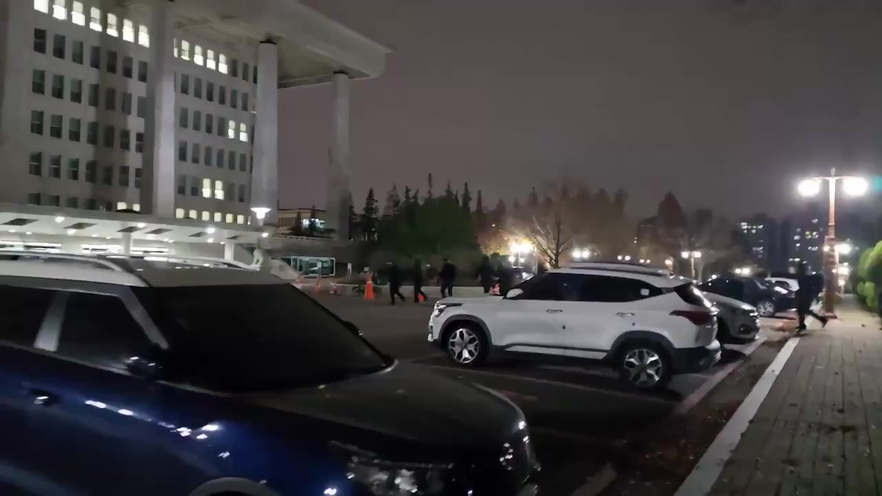 South Korean special forces storming South Korean Parliament